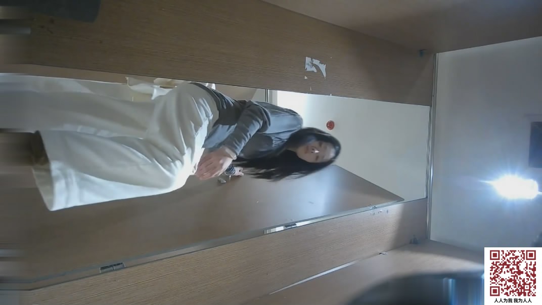 【新片速遞】  十二月新流出精品厕拍酒吧女厕高清后拍双腿纹身的黑袜美眉的馒头一线逼[520MB/MP4/10:09]a