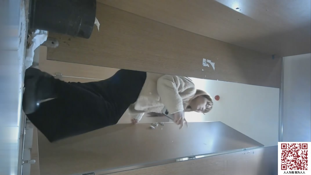 【新片速遞】  十二月新流出精品厕拍酒吧女厕高清后拍双腿纹身的黑袜美眉的馒头一线逼[520MB/MP4/10:09]a