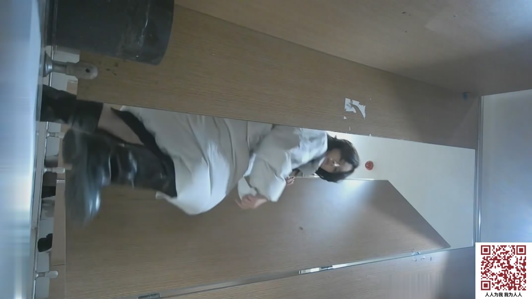 【新片速遞】  十二月新流出精品厕拍酒吧女厕高清后拍双腿纹身的黑袜美眉的馒头一线逼[520MB/MP4/10:09]a