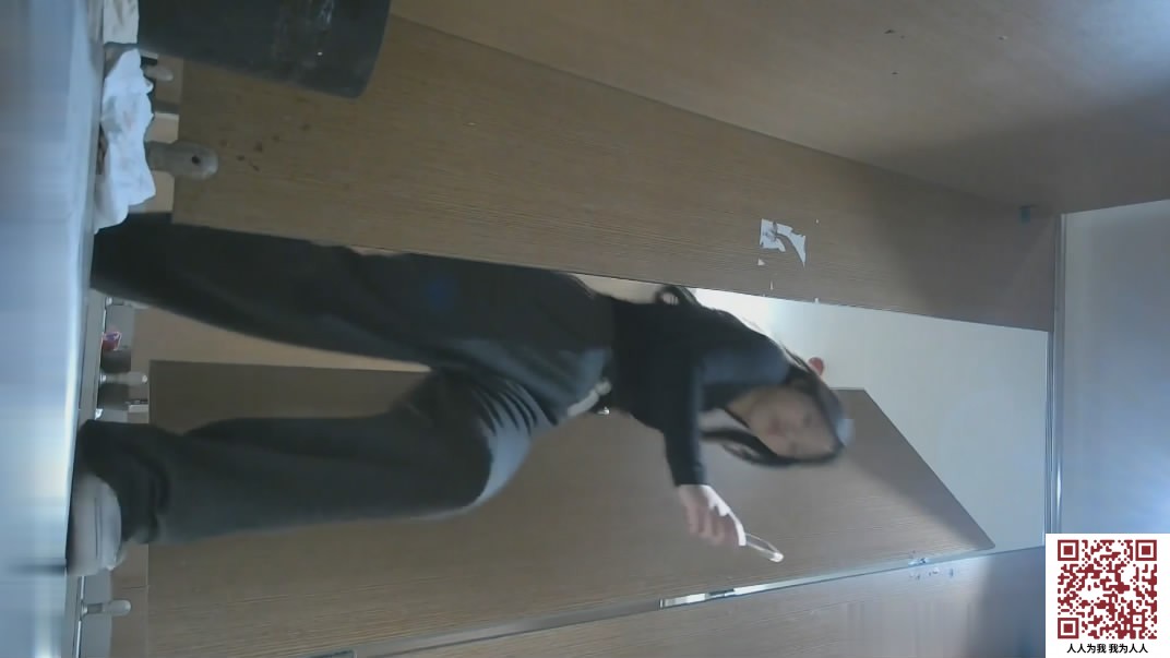 【新片速遞】  十二月新流出精品厕拍酒吧女厕高清后拍双腿纹身的黑袜美眉的馒头一线逼[520MB/MP4/10:09]a