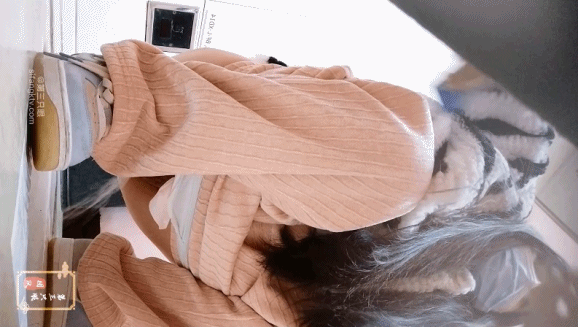 【新片速遞】购物中心女厕全景偷拍几位美女嘘嘘各种极品鲍鱼完美展示2[718M/MP4/16:19]