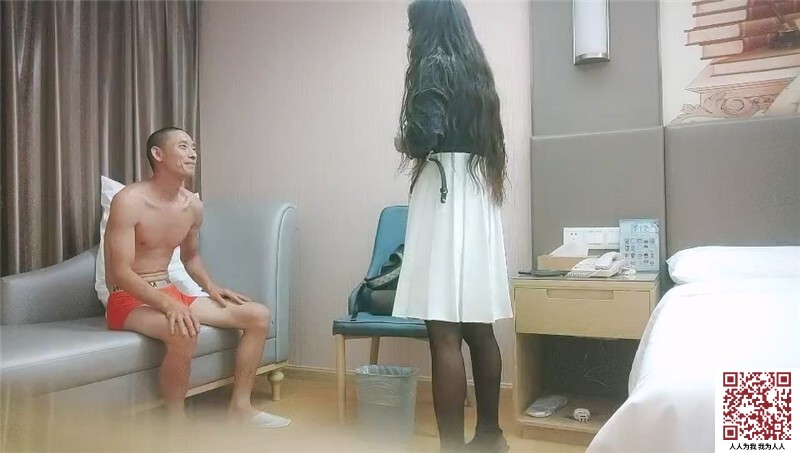 【新片速遞】光头大叔酒店重金约炮好身材的美少妇换上开档黑丝各种奇葩姿势啪啪[1220M/MP4/47:10]