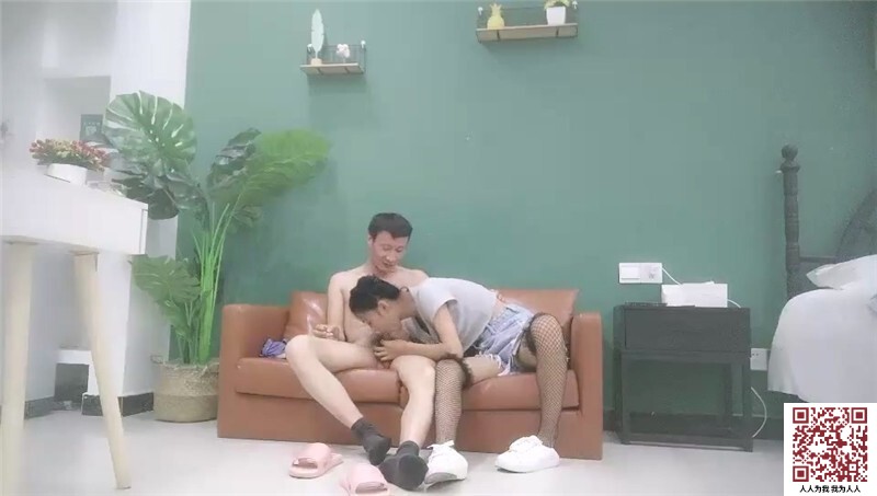 【新片速遞】大叔酒店约炮丸子头小姐姐玩69吃鲍鱼啪啪啪[1320M/MP4/01:00:33]