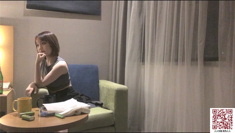 【新片速遞】小哥酒店重金约炮刚刚出来兼职的漂亮川妹子“你真是处男？拿出来我看看”[1790M/MP4/01:08:58]