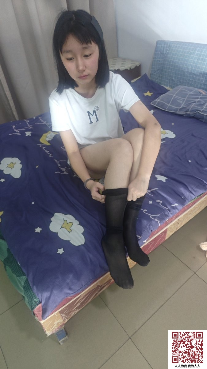 【新片速遞】 帮哥哥足交打飞机，记录我的第一次，好痛不过好爽，大肥猪哥哥说我太紧了 [2G/MP4/01:11:36]