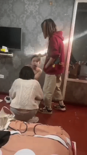 【新片速遞】【某某门事件】第407弹 霸凌几时休精神小妹霸凌，疯狂扇耳光，脱光光用酒瓶插逼！[89.16M/MP4/00:01:29]