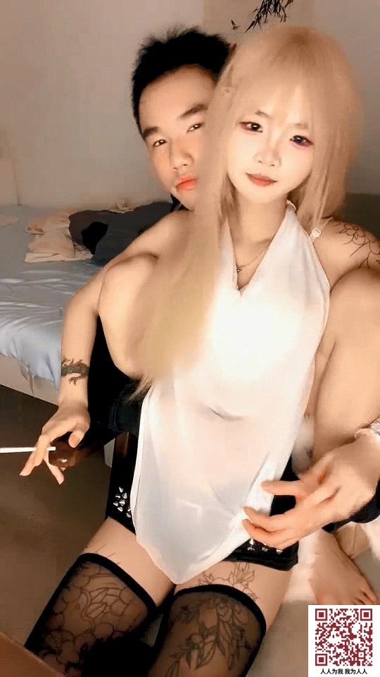 【新片速遞】黑丝露脸渣女小太妹跟猥琐纹身小哥激情啪啪，简单直接脱光了直接干，无套抽插激情上位内射中出，精彩又刺激[1G/MP4/01:33:35]
