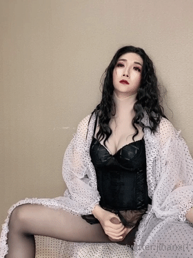 【新片速遞】 网红TS涵曦：猛壮的魁梧身材，黑丝传说摇身一变女王，丝袜摩擦鸡鸡，十分诱惑 [609M/MP4/20:53]