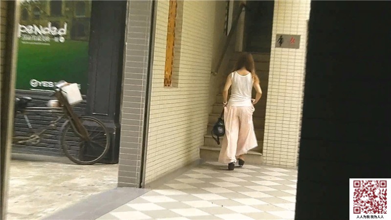 【新片速遞】大神潜入路边公厕全景偷拍粉色长裤美女的干净粉嫩的美鲍鱼[224M/MP4/01:37]