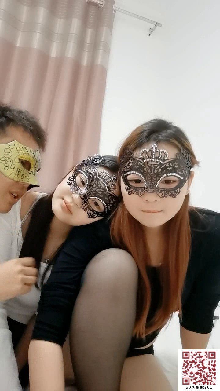 【新片速遞】双飞风骚小姐妹，黑丝情趣诱惑，淫声荡语互动撩骚，刮逼毛给狼友看，掰开骚逼看特写，压在身下轮着草真骚[856MB/MKV/01:04:45/MP4]