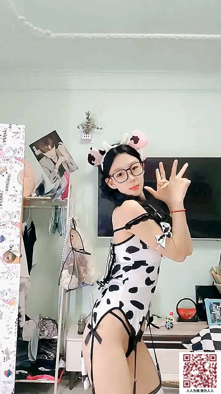 【新片速遞】新来的美女主播小涵宝宝全程露脸精彩小秀，斑点狗情趣装诱惑脱衣艳舞，奶子比心性感小乳夹，揉奶玩逼自慰[239MB/MKV/20:23/MP4]