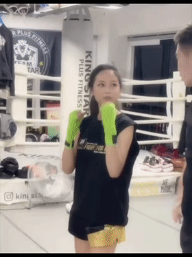 【新片速遞】猎奇吃瓜搞笑，拳击高手，清纯妹子练习拳击突然露出胸部奶子袭击教练！[21.83M/MP4/00:12]